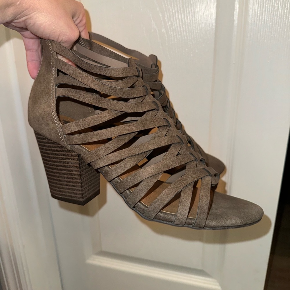 Jellypop heels. Size 9 women’s. Tan with a slight green tint. Light use